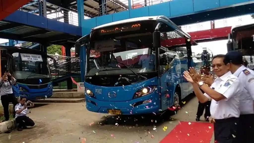 20181231puluhan-armada-transjabodetabek-mulai-beroperasi