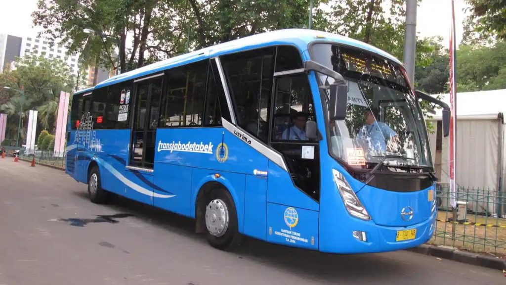 bus-transjabodetabek-mulai-dioperasikan_20150822_132406